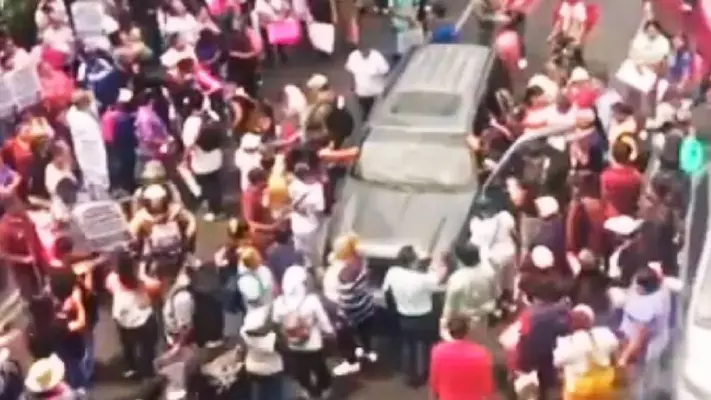 Conductor irrumpe en protesta en San Antonio Abad; autoridades descartan lesionados