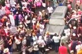 Conductor irrumpe en protesta en San Antonio Abad; autoridades descartan lesionados