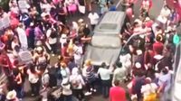 Conductor irrumpe en protesta en San Antonio Abad; autoridades descartan lesionados