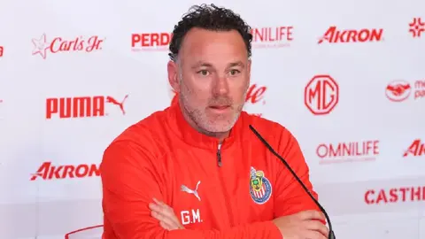 ‘No interesa el cuándo sino el cómo’: Milito sobre la titularidad de Efraín Álvarez con Chivas