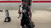 Allan Saint-Maximin llega a la Ciudad de México con su familia y sus dos perros