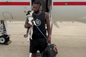 Allan Saint-Maximin llega a la Ciudad de México con su familia y sus dos perros