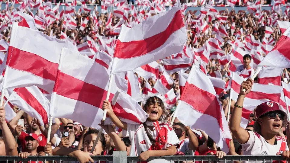 Hinchas visitantes regresan a la liga argentina tras 12 años de veda