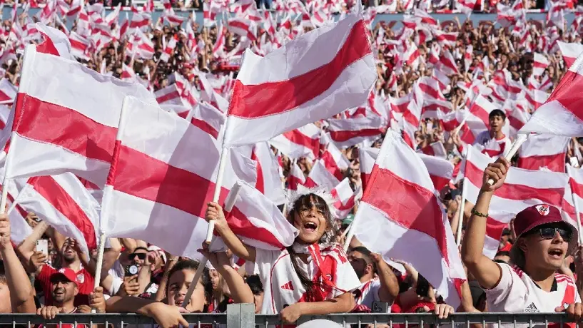 Hinchas visitantes regresan a la liga argentina tras 12 años de veda