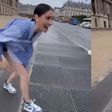 VIDEO: Ashley de Ha*Ash vive bochornoso momento en París... ¡al estilo Marilyn Monroe!