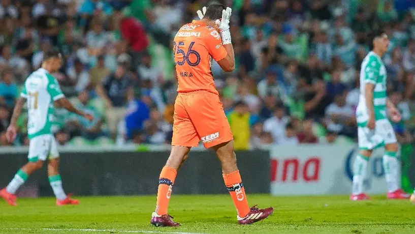 ¡Enorme gesto! Jugadores de Santos consolaron a Rodrigo Parra al final del juego