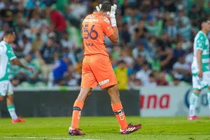 ¡Enorme gesto! Jugadores de Santos consolaron a Rodrigo Parra al final del juego