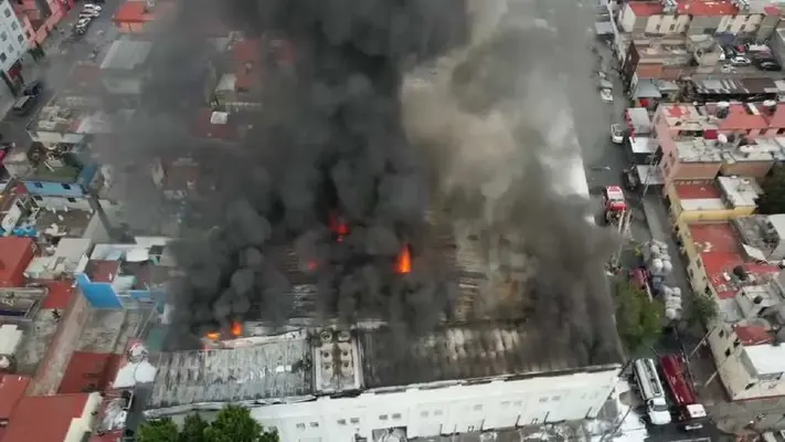 Dos incendios en CDMX arrasan con bodega de ropa y puestos de mercado