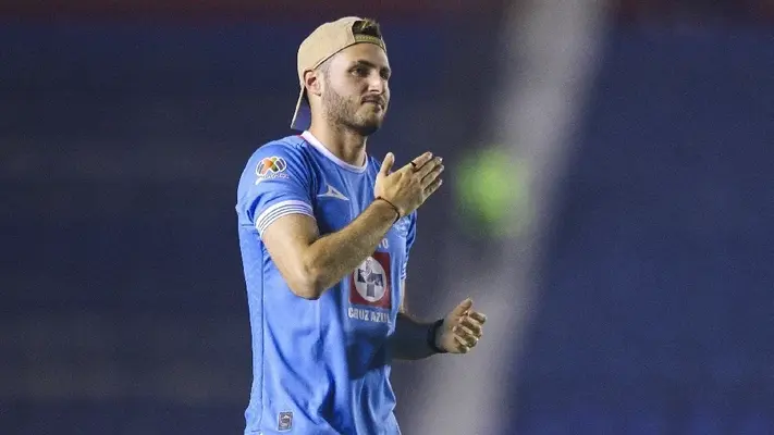 ¡No olvida sus colores! Santiago Giménez festeja el título de Cruz Azul en CU