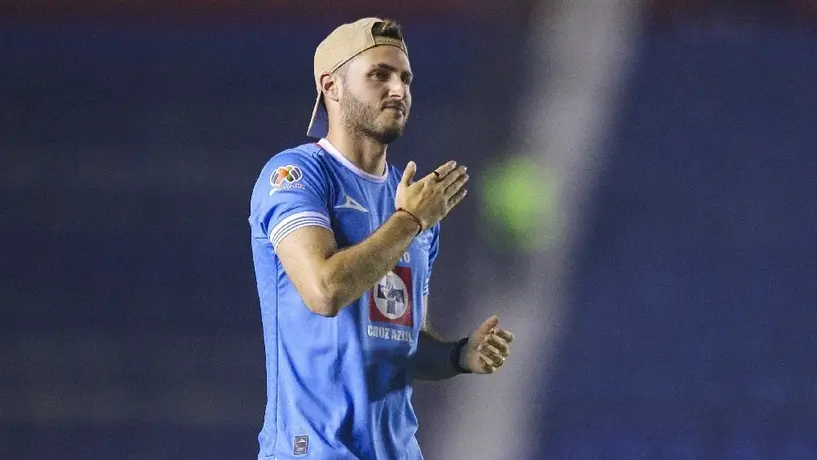 ¡No olvida sus colores! Santiago Giménez festeja el título de Cruz Azul en CU