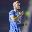¡No olvida sus colores! Santiago Giménez festeja el título de Cruz Azul en CU