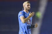 ¡No olvida sus colores! Santiago Giménez festeja el título de Cruz Azul en CU