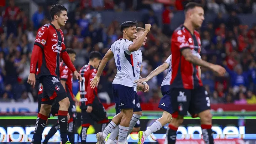Cruz Azul, en los últimos minutos, le saca el empate a los rojinegros con Hat-Trick de Sepúlveda