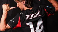 Luka Modric sorprende a un pequeño fanático en su presentación con el Milan
