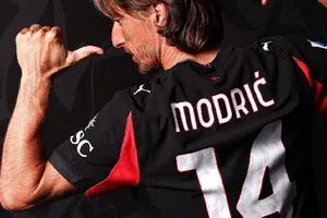Luka Modric sorprende a un pequeño fanático en su presentación con el Milan