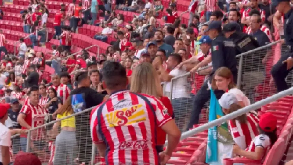 ¿Hermano de Ángel Zaldívar también golpeó? Video muestra la pelea en las tribunas entre Chivas y Juárez