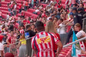 ¿Hermano de Ángel Zaldívar también golpeó? Video muestra la pelea en las tribunas entre Chivas y Juárez