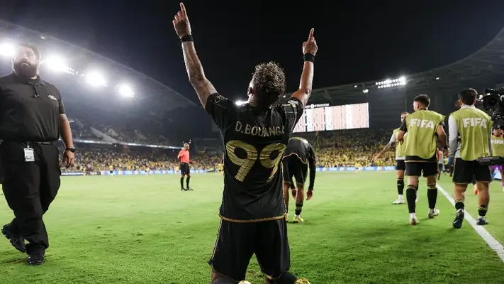 Bouanga musicaliza victoria de LAFC sobre América con 'La niña está triste' de Leo Dan