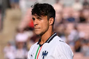 Óliver Torres le regala sus tachos a un aficionado tras recibir un regalo