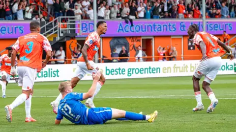 AZ de Mateo Chávez recata el empate en su visita a Volendam