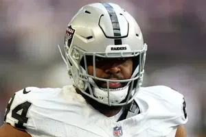 ¡Por cariñoso! Raiders despiden a Christian Wilkins por besar a compañero en la cabeza