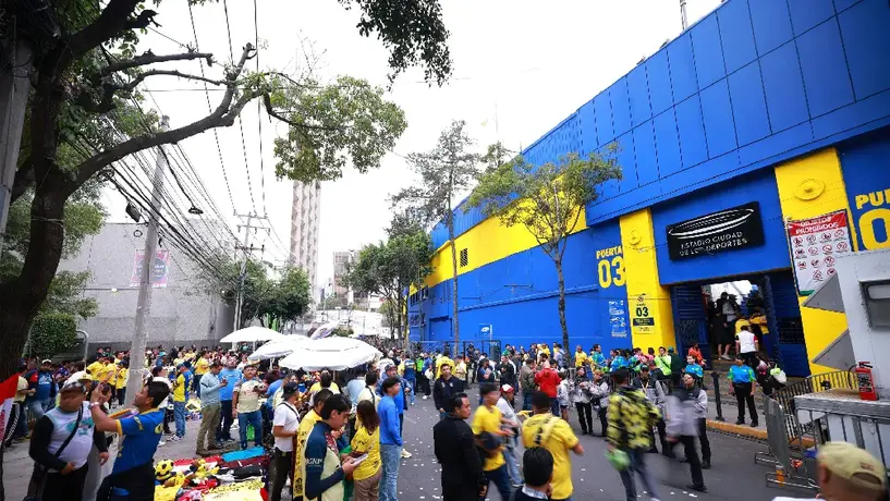 ¡Unidos hasta el final! Afición del América le lleva serenata al equipo en el hotel de concentración