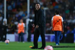 “Es un vende humo”... Afición revienta a Efraín Juárez por sus expresiones en rueda de prensa