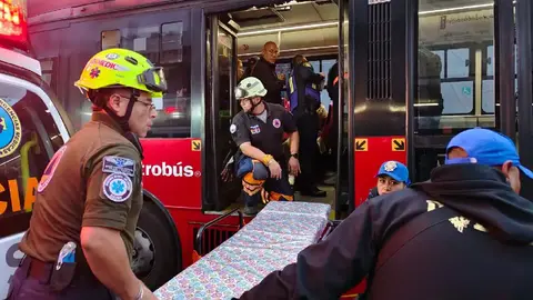Choque entre Metrobús y auto en CDMX deja 10 heridos: hay un menor entre las víctimas