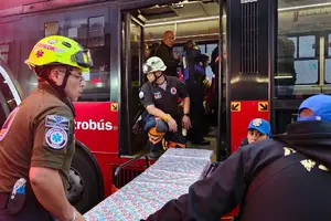 Choque entre Metrobús y auto en CDMX deja 10 heridos: hay un menor entre las víctimas