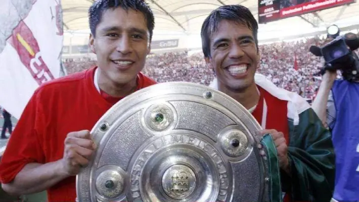 Stuttgart recuerda a Pavel Pardo y Ricardo Osorio antes de la final de la Supercopa ante Bayern