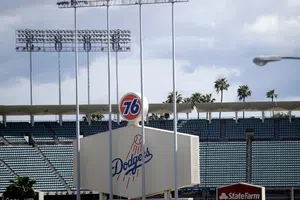 Expulsan a agentes de inmigración del estacionamiento del Estadio de los Dodgers