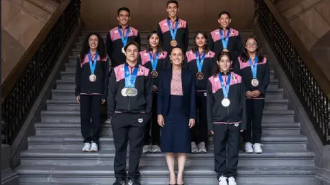 Claudia Sheinbaum promete apoyo a la entrenadora de los clavadistas que ganaron medalla en Singapur