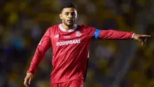 ¡Otra polémica! Expertos señalan que le perdonaron la roja a Vega ante América