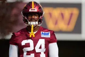 Von Miller le rinde tributo a Kobe Bryant con su nuevo dorsal con los Commanders