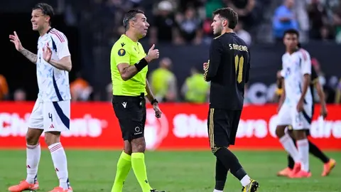 Santiago Giménez anota golazo pero es anulado por polémico fuera de juego
