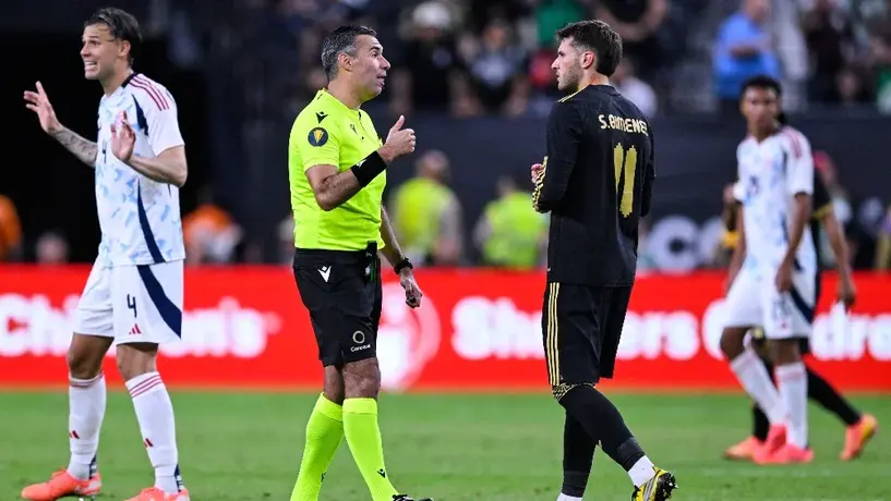 Santiago Giménez anota golazo pero es anulado por polémico fuera de juego