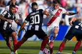 ¿Ayuda a Rayados? Jorge 'Corcho' Rodríguez se salva de la roja ante River Plate