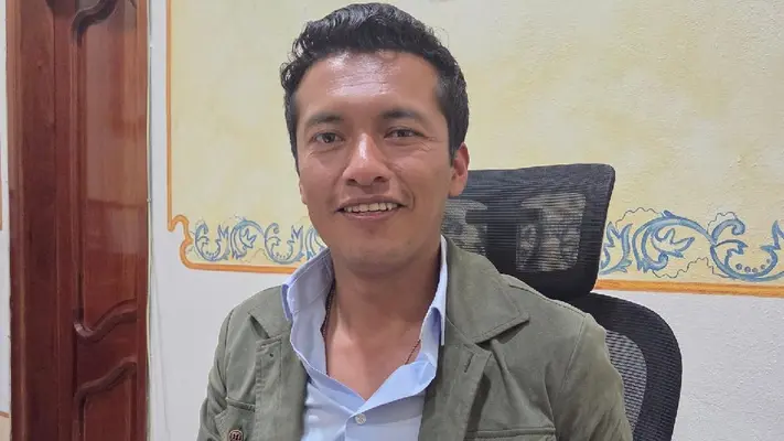 Alcalde de Tolimán presume Rolex de casi 400 mil pesos: “Fue regalo de alumnos”