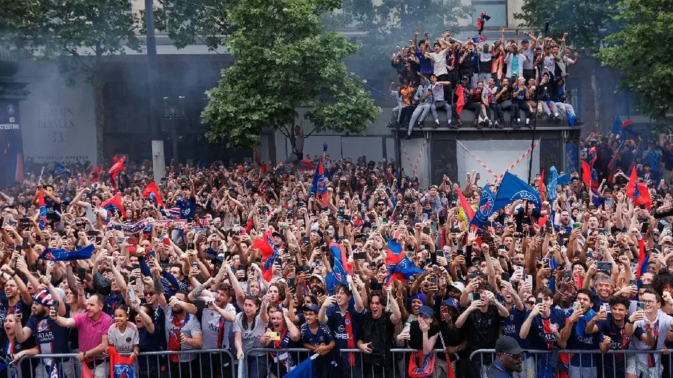 PSG recibe multa por conducta de hinchas y bandera de 'mafia de la UEFA' en final de Champions