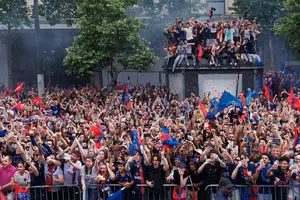 PSG recibe multa por conducta de hinchas y bandera de 'mafia de la UEFA' en final de Champions