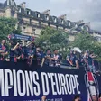 PSG presenta el trofeo de la Champions a su afición en desfile por París tras la violencia nocturna
