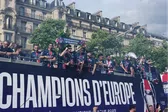 PSG presenta el trofeo de la Champions a su afición en desfile por París tras la violencia nocturna