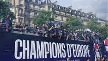 PSG presenta el trofeo de la Champions a su afición en desfile por París tras la violencia nocturna