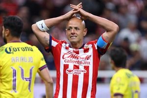 Chivas exhibe a Chicharito Hernández, condena su postura y toma acciones