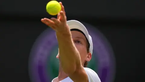 Jannik Sinner inicia arrasando en Wimbledon al vencer a Luca Nardi