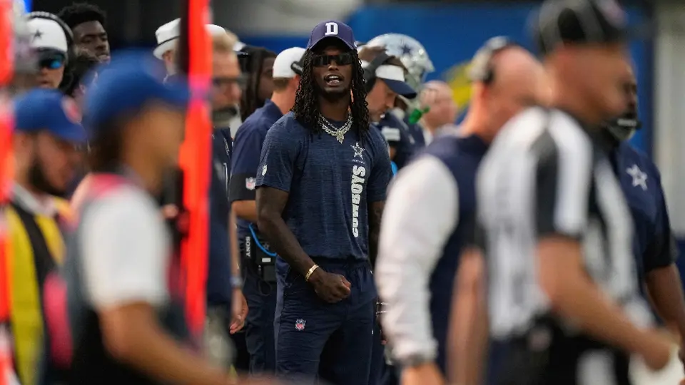 ¡Más cuidado, profe! Árbitro de la NFL estuvo cerca de lesionar a CeeDee Lamb