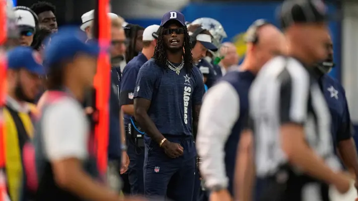¡Más cuidado, profe! Árbitro de la NFL estuvo cerca de lesionar a CeeDee Lamb