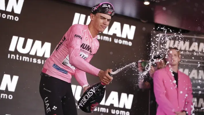Isaac del Toro sorprende al hablar italiano mientras lidera el Giro de Italia