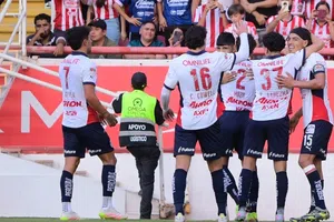 'Chicharito' ya no es el mejor pagado de Chivas; ¿quién tiene el mejor sueldo en el Rebaño?