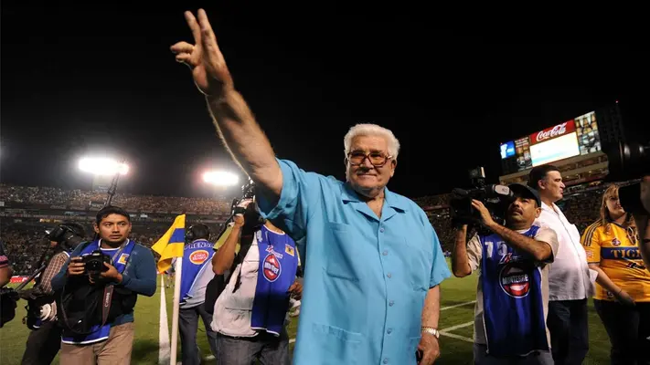 ¿Carlos Miloc con Rayados? El grave error en la serie de Chespirito que reescribe la historia